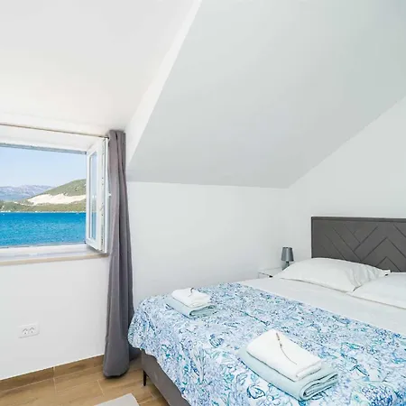 5* Beachfront Olive Mill Putniković