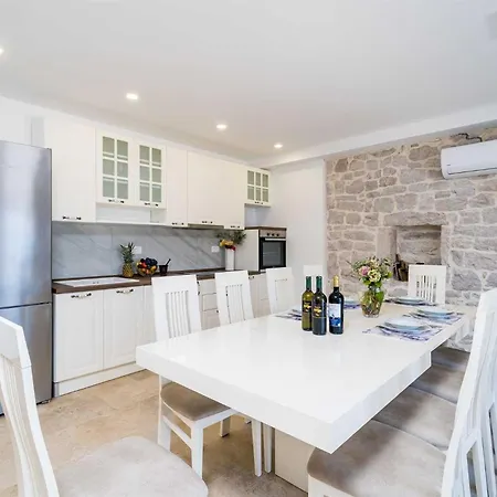 5* Beachfront Olive Mill Putniković